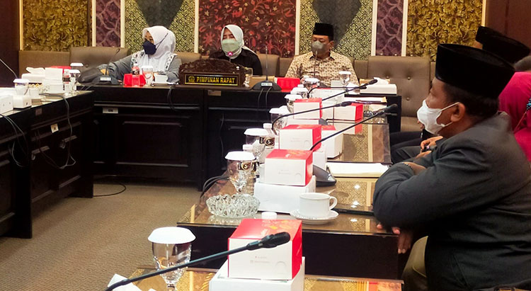 Wakil Ketua DPRD Jatim, Anik Maslachah, menerima aspirasi BMPS Sidoarjo yang menolak rencana pendirian sekolah negeri. Foto: Ist