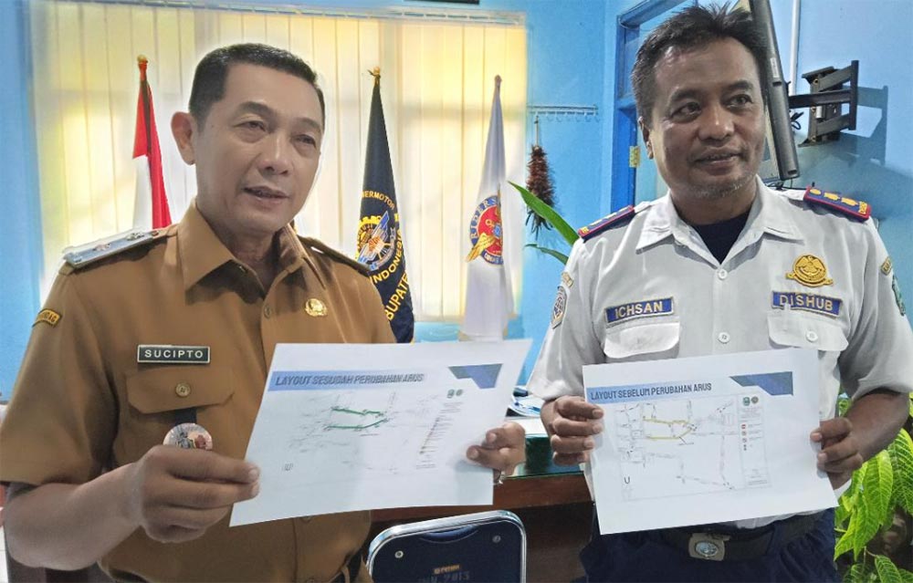 Plt Kepala Dinas Perhubungan (Dishub) Magetan, Sucipto, bersama Kabid Lalin Bambang Kiantoro jelaskan perubahan arus lalin. Foto: ANTON/HB