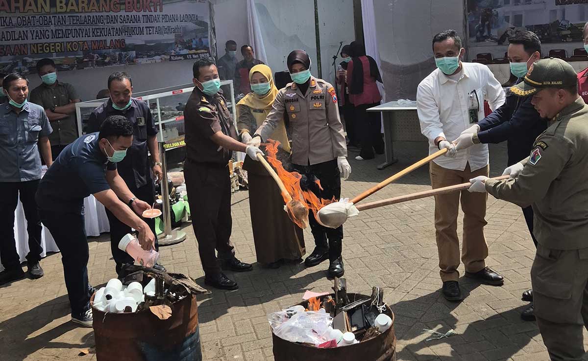 Pemusnahan barang bukti tindak pidana umum yang telah berkekuatan hukum tetap di Gudang Barang Bukti Kejari Kota Malang.