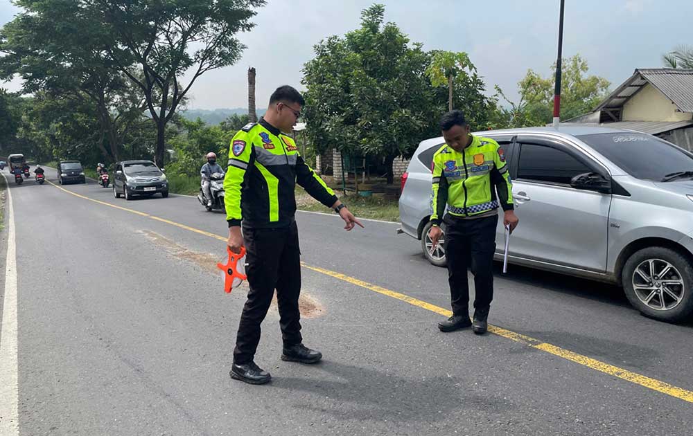 Petugas satlantas saat melakukan olah TKP.