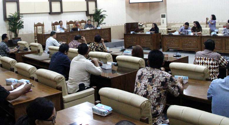 Suasana pertemuan anggota Komisi III DPRD Buleleng di ruang khusus DPRD Banyuwangi. (ft:hms dprd banyuwangi)