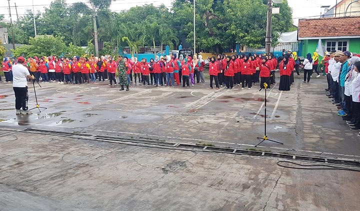 Camat Wonocolo saat memimpin kegiatan PSN di wilayahnya. foto: ist
