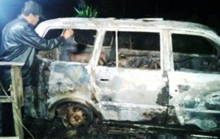 Mobil yang hangus terbakar dimana seseorang yang belum diketahui identitasnya ditemukan ikut terpanggang di dalamnya. (foto: arif kurniawan/BANGSAONLINE)