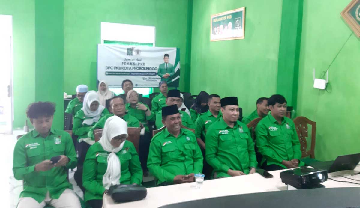 Siaran langsung terpilihnya Abdul Mujib yang disaksikan kader dan pengurus DPC PKB Kota Probolinggo.