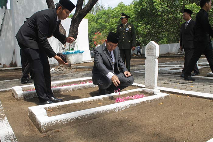 Bupati Nganjuk Novi Rahman Hidayat saat pelaksanaan tabur bunga di atas makam pejuang. foto: BAMBANG/ BANGSAONLINE