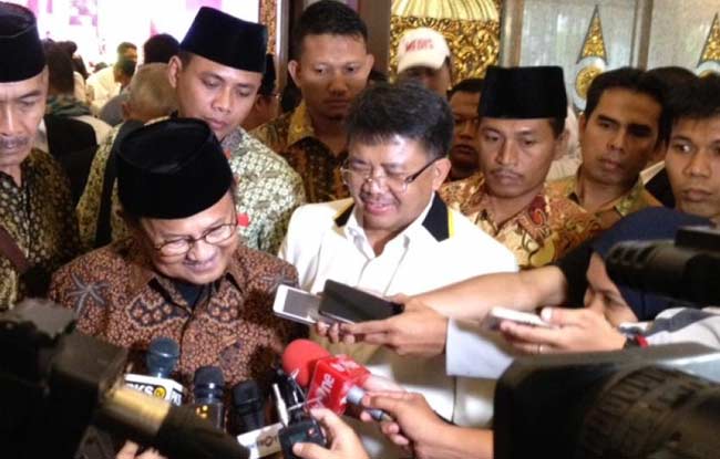 Mantan Presiden BJ Habibie, Presiden PKS Shobul Iman dalam Milad Ke-18 di Hotel Kartika Chandra, Jakarta, Minggu (24/4).