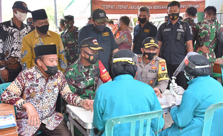 Bupati Fadeli saat cek kesehatan didampingi Kapolres Lamongan AKBP Harun dan Kasdim 0812 Mayor Arh GN Putu W. (foto: ist)