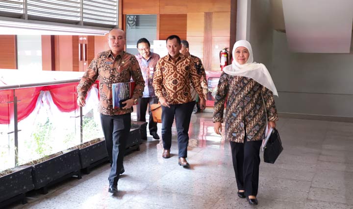 Gubernur Jawa Timur Khofifah Indar Parawansa hadiri Rakor bersama dengan Kemenko Bidang Perekonomian RI. Acara yang berlangsung di ruang rapat Menko Bidang Perekonomian ini membahas terkait struktur kelembagaan BPWS yang baru. Turut mendampingi Gubernur Jatim dalam Rakor, Sekda Prov Jatim, Asisten II Bidang Ekonomi Pembangunan, Kadis PU Bina Marga Pemprov Jatim, serta Kadis Cipta Karya Pemprov Jatim. 