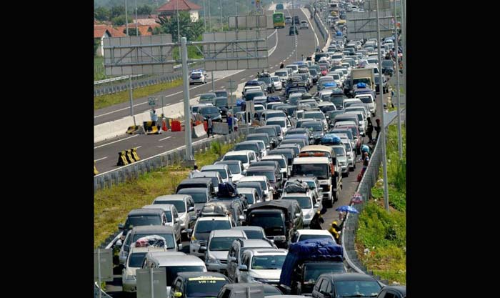 Kemacetan di pintu tol Brebes. foto: bbc