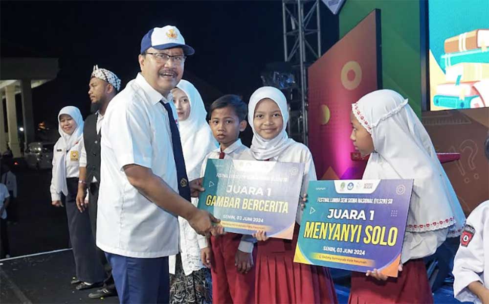Wali Kota Pasuruan, Gus Ipul saat menyerahkan hadiah secara simbolis kepada peserta lomba di Gebyar Hardiknas 2024. (Foto: Ist)