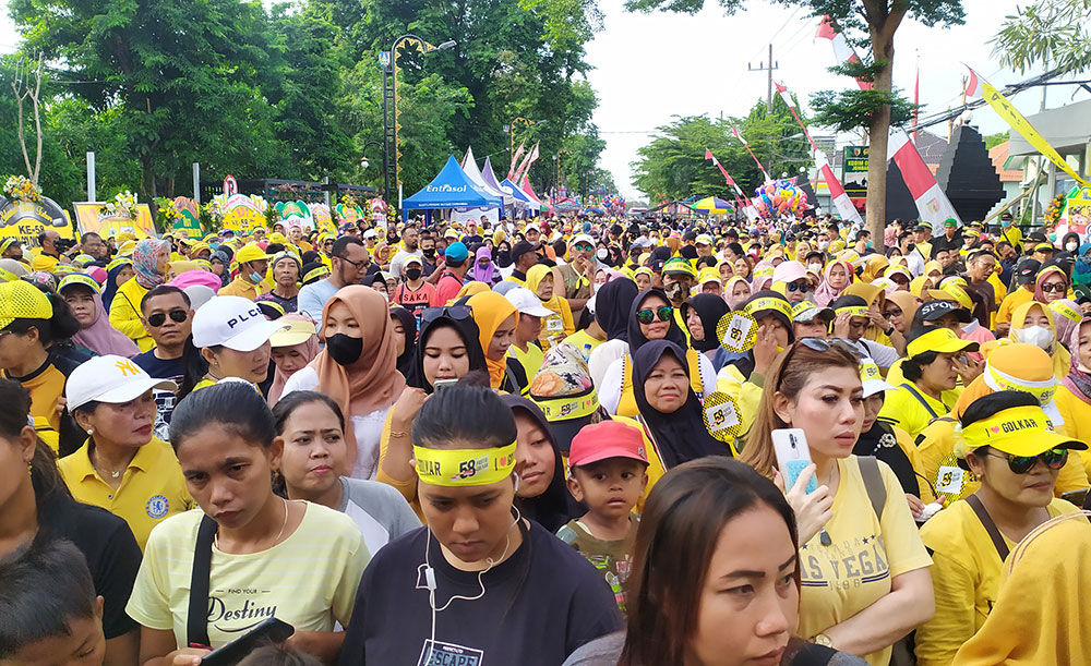 Ribuan warga peserta jalan sehat dalam rangka memperingati HUT ke-58 Golkar. Foto: AAN AMRULLOH/ BANGSAONLINE