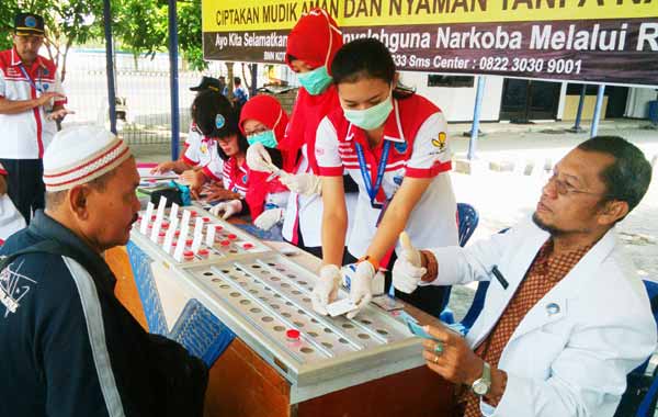 Salah satu sopir Bus AKDP saat menjalani tes urine oleh petugas BNN Kota Kediri. (foto: arif kurniawan/BANGSAONLINE)