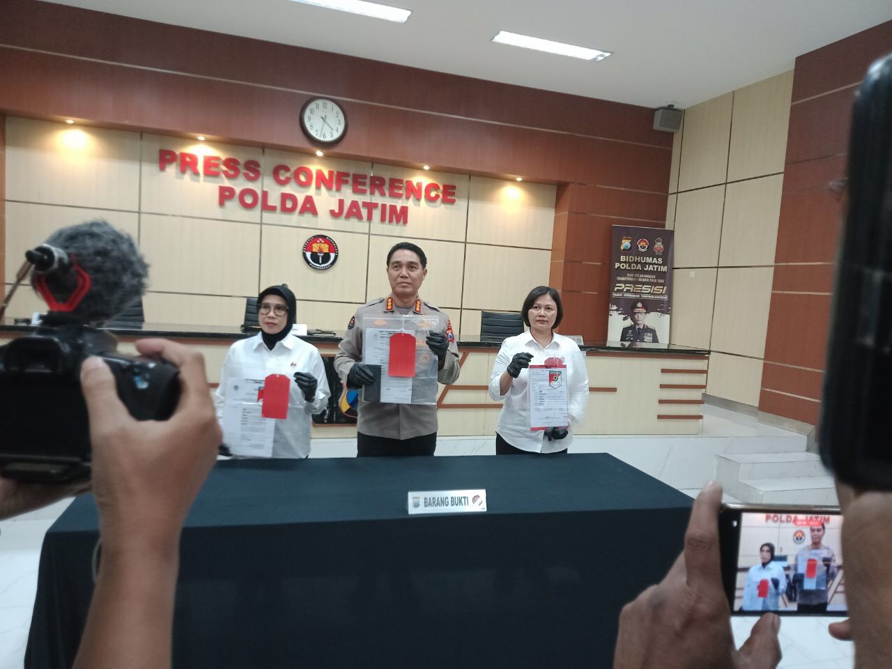 Kabid Humas Polda Jatim dan Dirres PPA / PPO menujukan barang bukti dalam konferensi pers