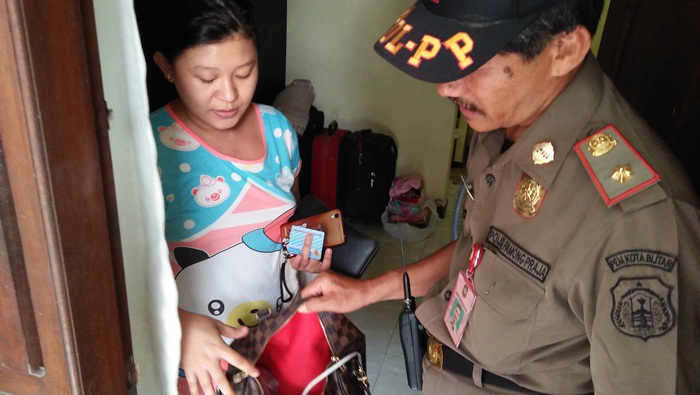 Petugas mengecek kartu identitas semua penghuni kost, serta memeriksa barang-barang milik penghuni kos.