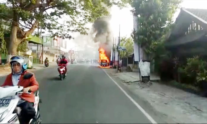 Mobil pikap terbakar di Jalan Cemara Kota Blitar, Senin (16/9/2019).