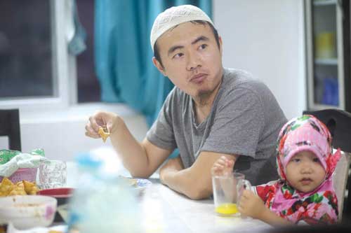 Ahmed Dulla dengan putrinya yang berusia 20 bulan, Meherin, menikmati makanan berbuka puasa setelah berpuasa sepanjang hari. Pic: Bikram Rai