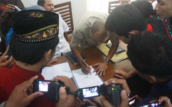Ketua Yayasan PPLP-PT PGRI Tuban, Totok Supijono, saat menandatangani surat perjanjian akan digelarnya pertemuan lanjutan antara mahasiswa dengan pihak Rektorat, Kopertis dan Dikti. (foto: BANGSAONLINE)