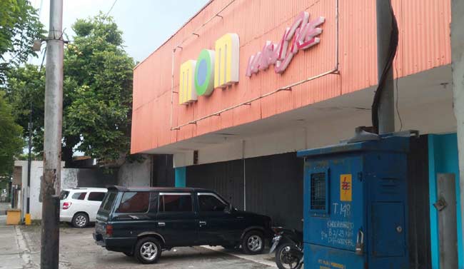 Salah satu tempat karaoke besar di Nganjuk. foto: soewandito/ BANGSAONLINE