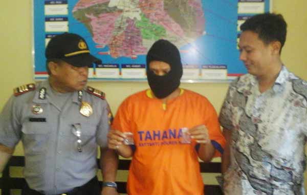 Pelaku bersama barang bukti saat diamankan di Mapolres Kediri. (foto: dendi kurniawan/BANGSAONLINE)
