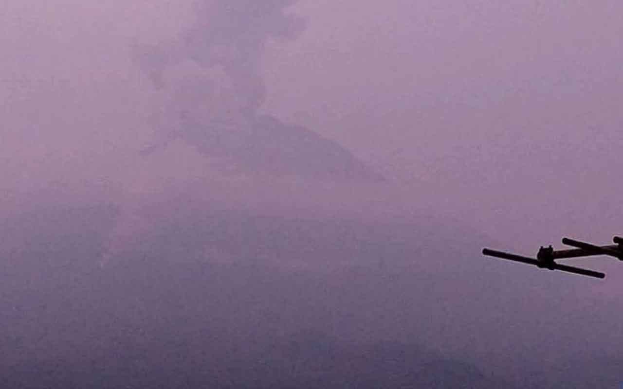 Visual erupsi Gunung Semeru berupa luncuran awan panas sejauh 2,5 kilometer, Kamis (9/4/2026). Foto: PVMBG.