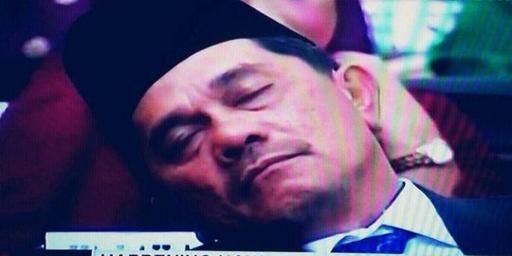 Di tengah sidang MPR yang sedang melantik Presiden Joko Widodo dan Jusuf Kalla ternyata salah seorang peserta berjas dan pakai peci tidur pulas. Foto: merdeka.com