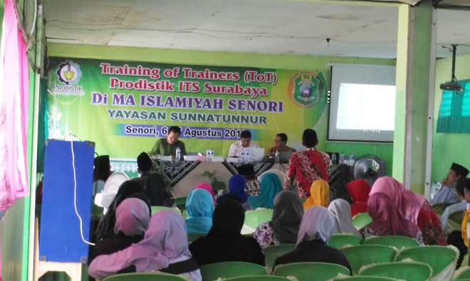 Tim ITS Surabaya saat memberikan materi Prodistik di aula MA Islamiyah Senori. foto: SUWANDI/ BANGSAONLINE