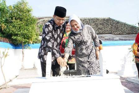 Bupati Ngawi Ir H Budi Sulistyono melakukan ziarah kubur ke makam leluhur dan sesepuh Ngawi. 