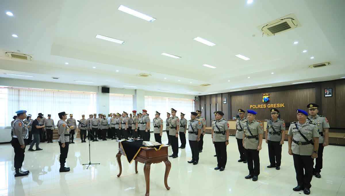 Kapolres Gresik, AKBP Rovan Richard Mahenu, saat memimpin upacara Sertijab atau serah terima jabatan. Foto: Ist