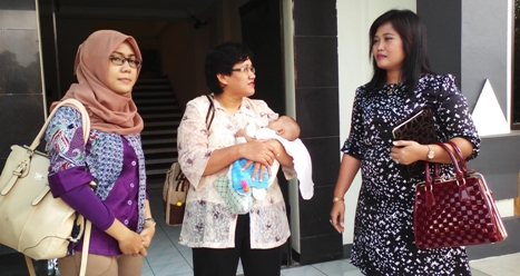 CARI KEADILAN-Raja Bartolomeus Esa Putra saat di gendong ibunya Dwi Novita (tengah) dengan di ampinggi dua kuasa hukumnya usai melakukan hearing di DPRD Sidoarjo. foto nanang ichwan/BangsaOnline.com