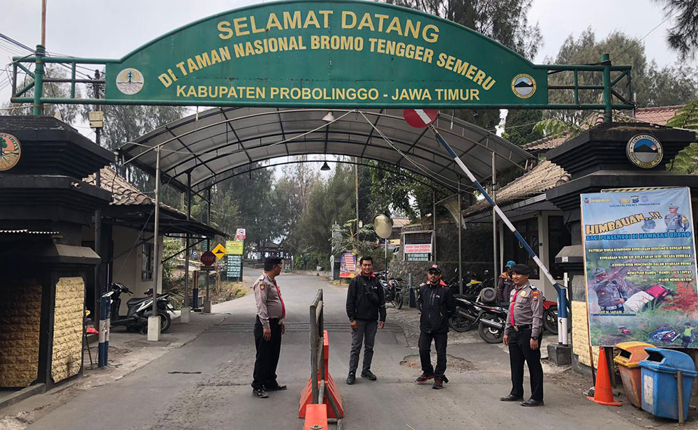 Petugas kepolisian saat mengamankan pintu masuk ke kawasan Gunung Bromo.