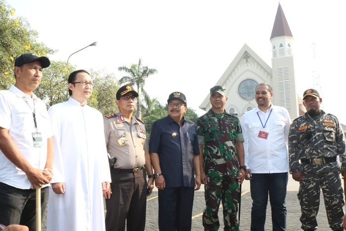 Gubernur Jatim bersama Pangdam V/Brawijaya dan Kapolda Jatim saat melakukan peninjauan di Gereja Katolik Santo Yakobus Citraland.