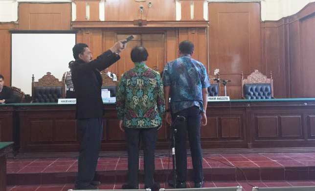 Prof Dr Edward Oemar Sharif, dan Dr M Arif Setiawan saat menjadi saksi ahli di PN Surabaya.