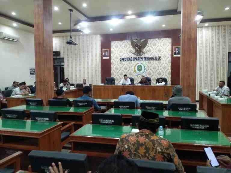 Suasa Rapat Dengar Pendapat antara DPRD Trenggalek, Forum Masyarakat Trenggalek Bergerak beserta OPD (Organisasi Perangkat Daerah) digelar di Aula Gedung DPRD Trenggalek, Jumat (22/05/2026). Foto: bangsaonline