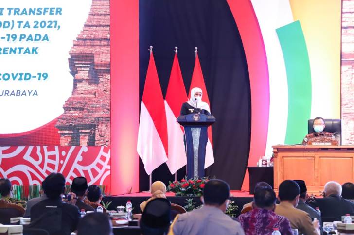 Gubernur Jawa Timur Khofifah Indar Parawansa menyampaikan sambutan pada acara Rapat Koordinasi (Rakor) Penyerahan DIPA dan TKDD TA 2021, Upaya Pengendalian Covid-19 pada Pilkada Serentak Tahun 2020, serta Sosialisasi Vaksin Covid-19 di Ballroom Grand City Surabaya, Senin (30/11). foto: ist/ bangsaonline.com