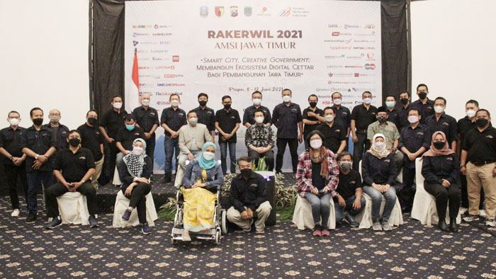 Wakil Gubernur Jawa Timur Emil Elestianto Dardak foto bersama para peserta Rakerwil 2021  AMSI Jatim.