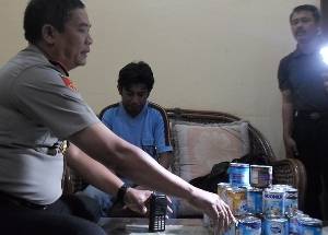BARANG BUKTI - Kapolsek Sukodono AKP Tego S Marwoto menunjukkan barang bukti susu kaleng hasil curian dan tersangka, di Mapolsek Sukodono, Kamis (25/9/2014). foto : catur andy/BangsaOnline