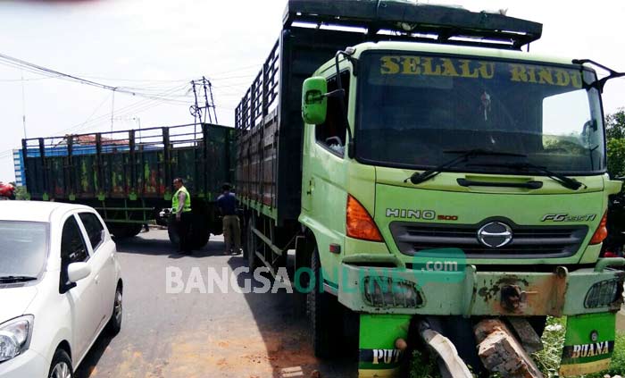 Truk gandeng yang terlibat kecelakaan di Jembatan Ploso Kabupaten Jombang, Senin (26/12). foto: ROMZA/ BANGSAONLINE