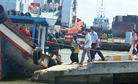 Para pembesuk masuk ke Kompleks Dermaga Wijayapura menggunakan kapal ke Dermaga Sodong, Nusakambangan. 