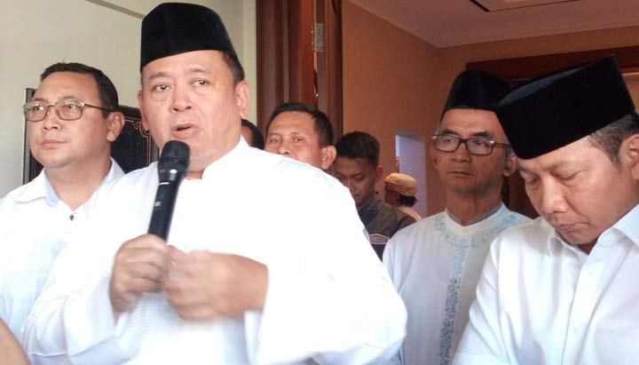 Kapolda Jatim Irjen Pol. Drs. Luki Hermawan M.Si memberikan keterangan usai menerima silaturrahim para ulama Sampang.