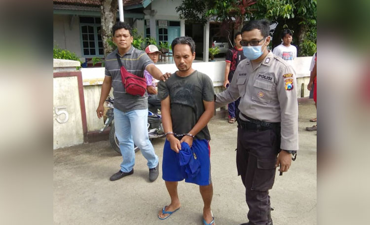 Pelaku pembunuhan digelandang ke Mapolres Pacitan untuk pemeriksaan.