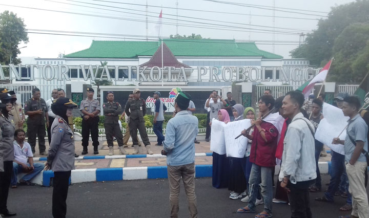 Aksi sejumlah aktivis HMI Kota Probolinggo saat berorasi di depan kantor Pemkot Probolinggo.