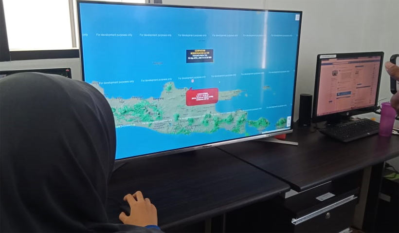 Petugas BMKG Tuban menunjukkan lokasi gempa di Barat Laut Tuban.