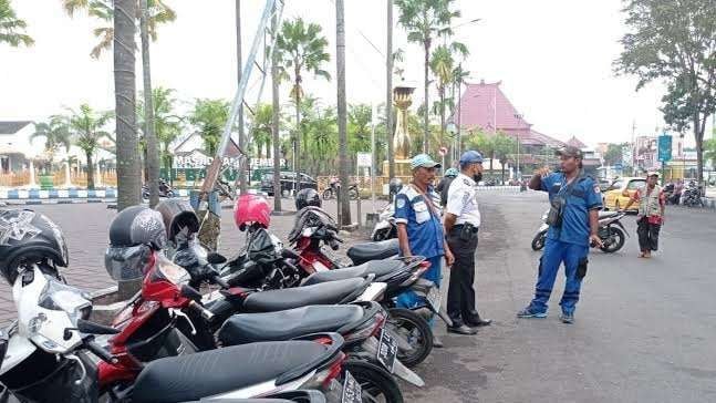 Kawasan parkir di Alun-Alun Jember
