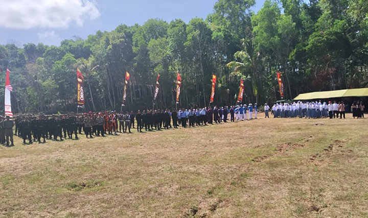 Upacara penutupan TMMD dihadiri ratusan peserta upacara serta lapisan masyarakat di lapangan Desa Kedungsalam, Kecamatan Donomulyo, Kabupaten Malang, Sabtu (2/11).
