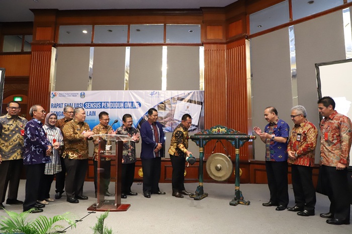 Sekdaprov Jatim Heru Tjahjono saat membuka Rapat Evaluasi Sensus Penduduk Online 2020 Dengan Instansi Lain di Hotel JW Marriot, Surabaya, Jumat (6/3). foto: ist 
