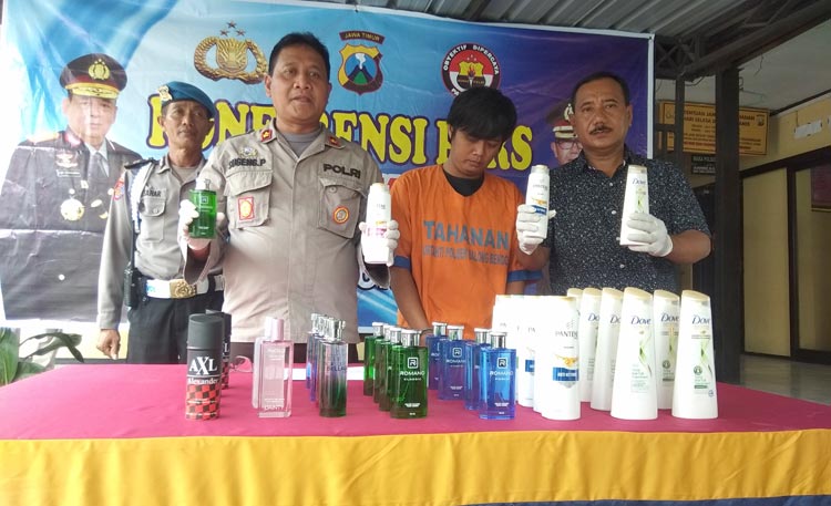 Ali, yang punya kecepatan tangan saat diamankan di Mapolsek Balongbendo.