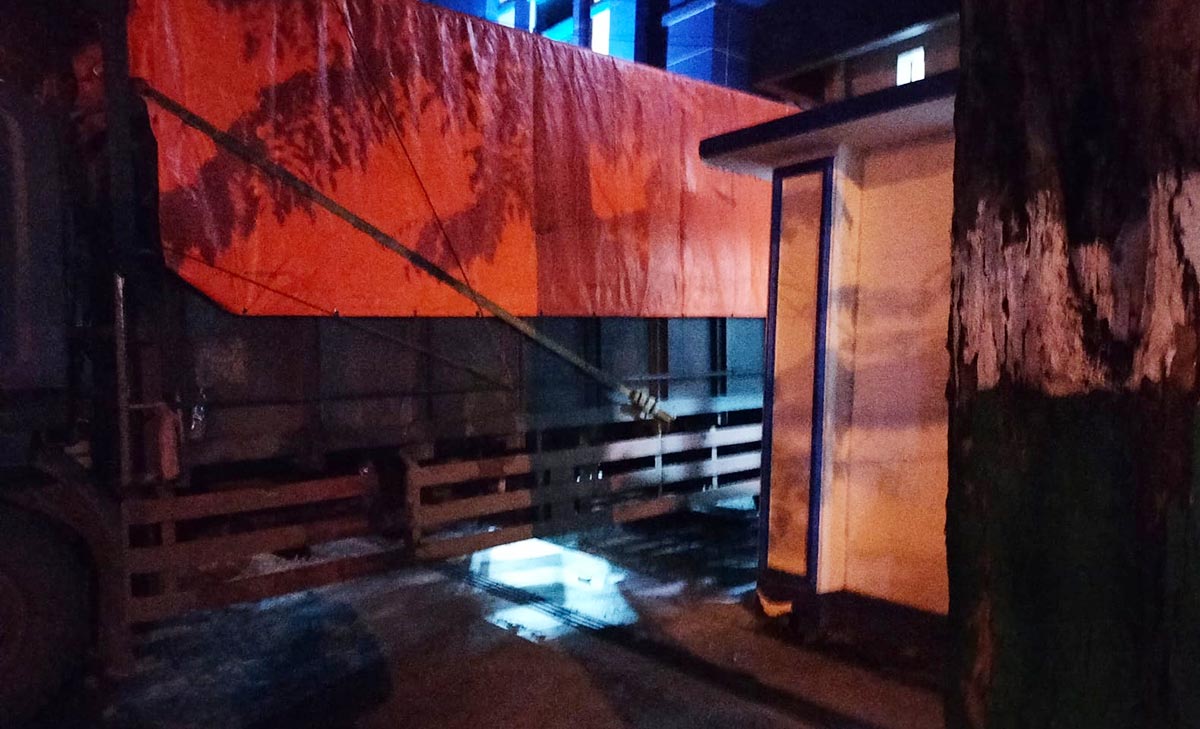Truk tronton yang diduga memuat rokok ilegal saat dimasukkan ke dalam Kantor Bea Cukai Madura.