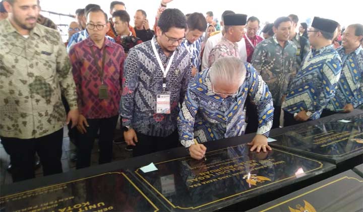 Wakil Wali Kota Pasuruan Raharto Teno Prasetyo saat mendampingi Menteri Perdagangan Enggartiasto Lukita menandatangani prasasti Unit Metrologi Legal.