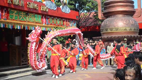MERIAH: Atraksi Tari Naga di Klenteng Kwan Sing Bio, Tuban. foto: suwandi/ BANGSAONLINE