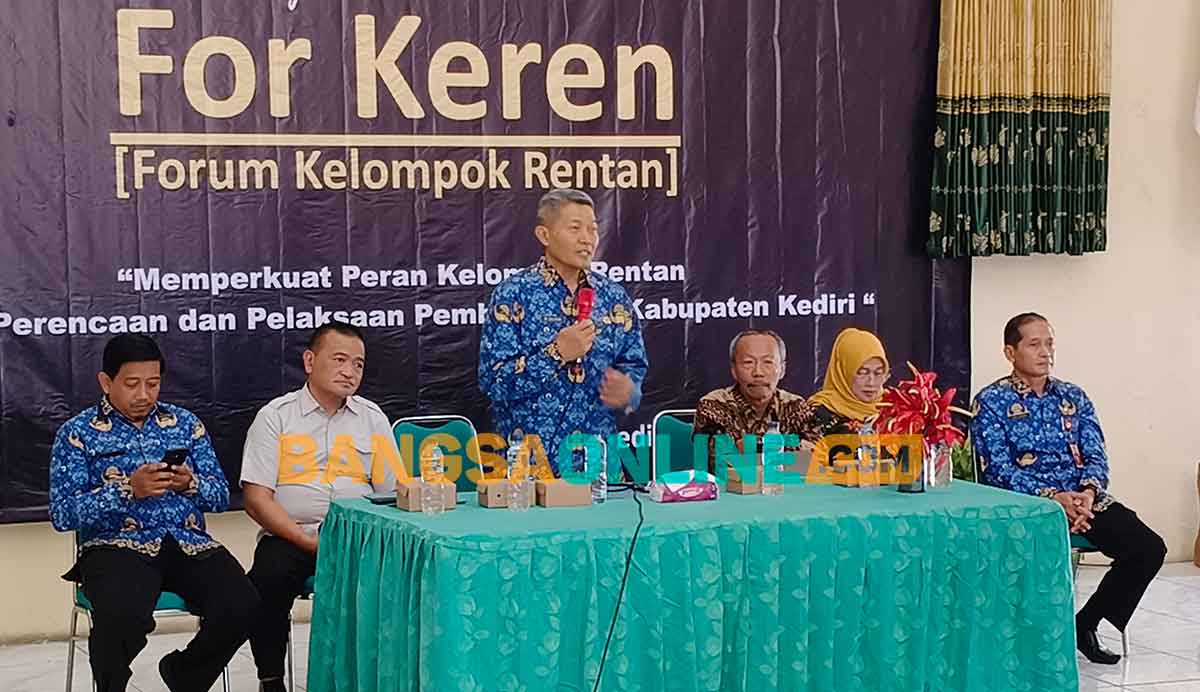 Sekdakab Kediri, Mohamad Solikin, saat memberi sambutan. Foto: MUJI HARJITA/BANGSAONLINE